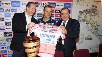 Scarponi ya luce su maillot rosa como ganador del Giro 2011